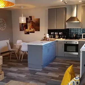 New Contemporary Flat Minutes From Airport & Nec Apartment